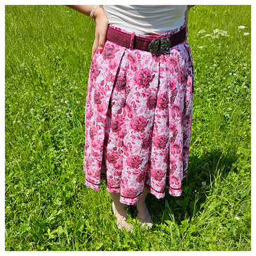 Rock mit Falten und Gürtel mit Schließe