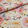 Baumwollsatin Siena große Blumen Pastell rose und buttergelb