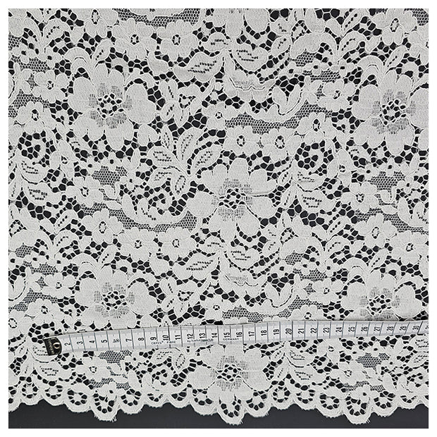 Spitze mit Bogenkante Blumen naturweiß